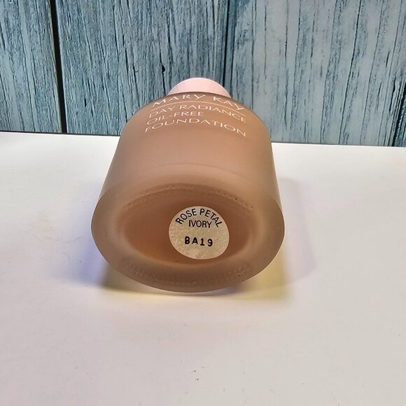 Mary Kay Day Radiance Oil-Free Foundation Rosepetal Ivory #6344 - NIB - OldStock - Picture 4 of 7